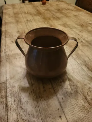 Cántaro de cobre antiguo con asas