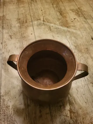 Cántaro de cobre antiguo con asas