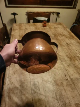 Cántaro de cobre antiguo con asas