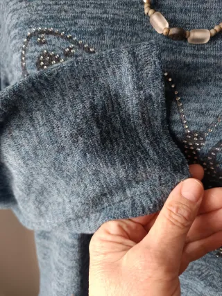 Jersey azul con mariposa de strass.