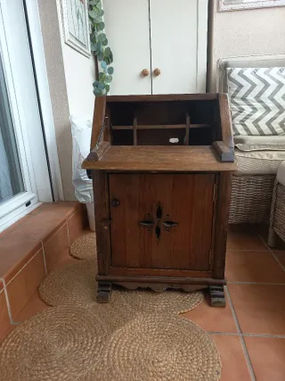 Mesita de noche de madera hecha mano