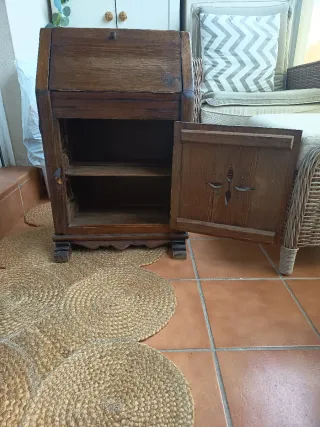 Mesita de noche de madera hecha mano