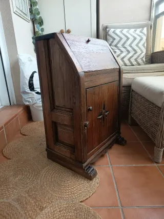 Mesita de noche de madera hecha mano