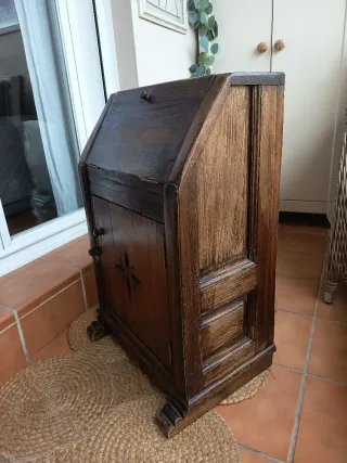 Mesita de noche de madera hecha mano