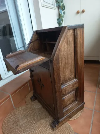 Mesita de noche de madera hecha mano