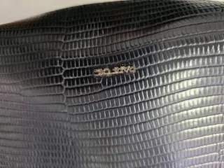 Bolso negro efecto piel de serpiente
