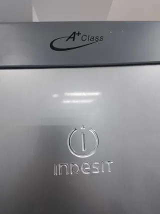 Nevera Indesit plateada