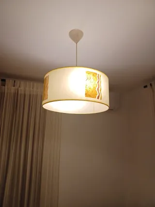 Lámpara de techo y mesillade tela y papel dorada.