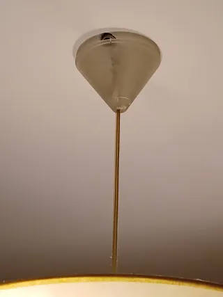 Lámpara de techo y mesillade tela y papel dorada.