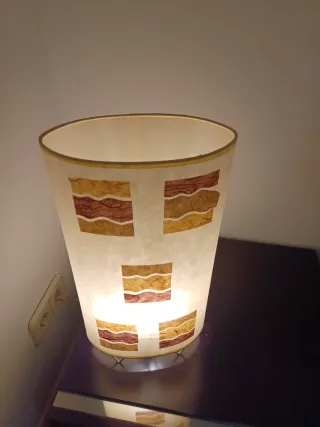 Lámpara de techo y mesillade tela y papel dorada.