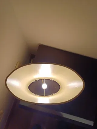 Lámpara de techo y mesillade tela y papel dorada.