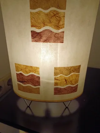 Lámpara de techo y mesillade tela y papel dorada.