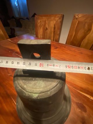 Campana antigua de bronce