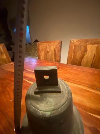 Campana antigua de bronce