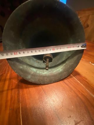 Campana antigua de bronce