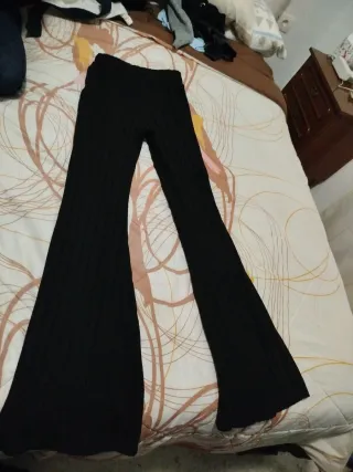 Pantalón negro acampanado