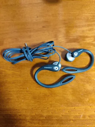 Auriculares diversas marcas como Samsung y Nokia