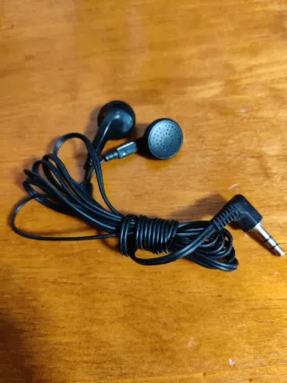 Auriculares diversas marcas como Samsung y Nokia