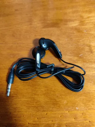 Auriculares diversas marcas como Samsung y Nokia