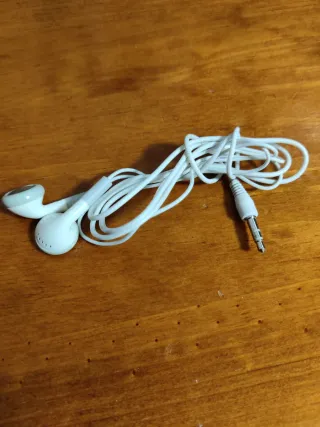 Auriculares diversas marcas como Samsung y Nokia