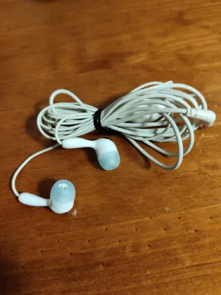 Auriculares diversas marcas como Samsung y Nokia