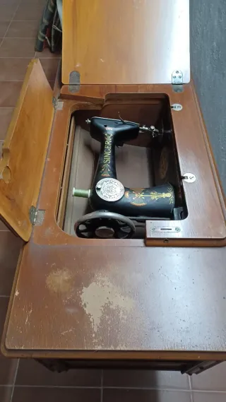 Mesa antigua máquina de coser Singer