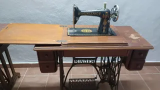 Mesa antigua máquina de coser Singer