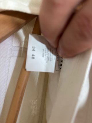 Pantalones blancos rotos con parche