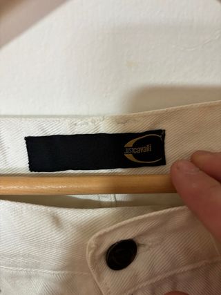 Pantalones blancos rotos con parche