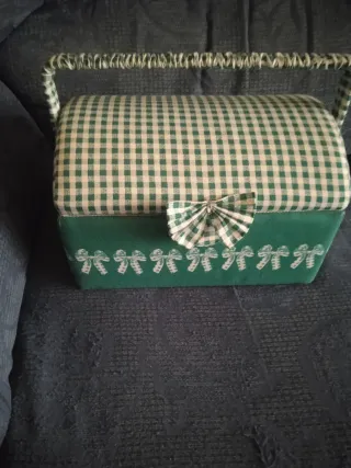 Costurero de tela verde con lazos