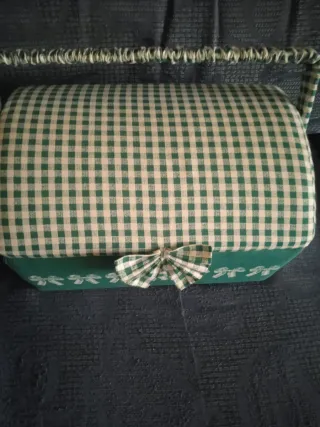 Costurero de tela verde con lazos