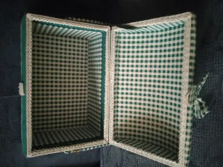 Costurero de tela verde con lazos