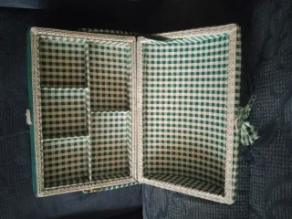 Costurero de tela verde con lazos