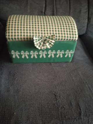 Costurero de tela verde con lazos