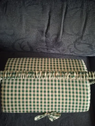 Costurero de tela verde con lazos