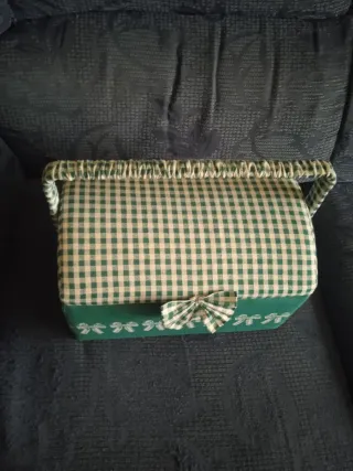 Costurero de tela verde con lazos