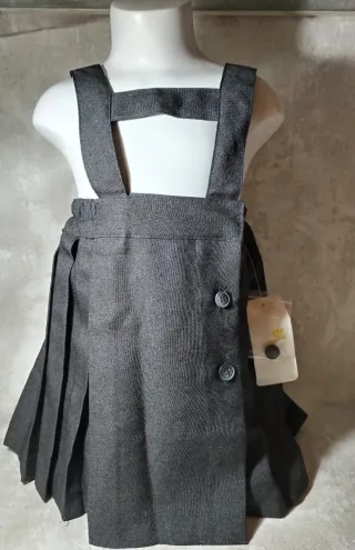 Falda plisada gris con tirantes