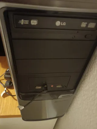 Monitor Samsung Negro y Teclado