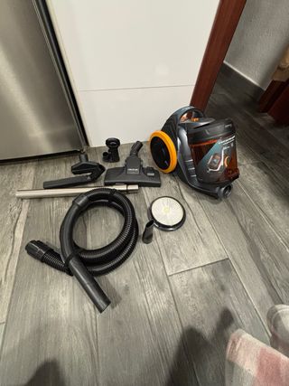 Aspiradora Cecotec con accesorios