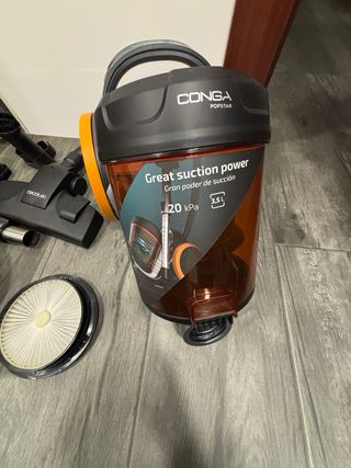 Aspiradora Cecotec con accesorios