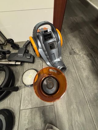 Aspiradora Cecotec con accesorios