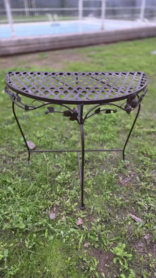 Mesa de forja semicircular con diseño de hojas