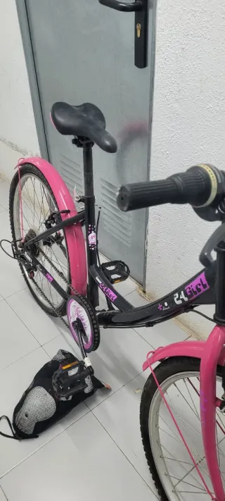 Bicicleta infantil rosa y negra