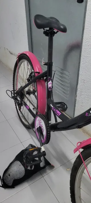 Bicicleta infantil rosa y negra