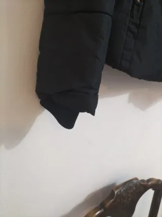 Cazadora negra con cuello de pelo sé puede quitar