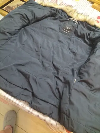 Cazadora negra con cuello de pelo sé puede quitar