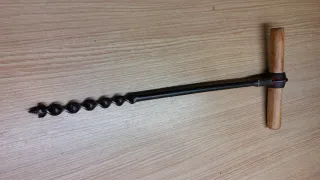 Barrena antigua de madera y metal