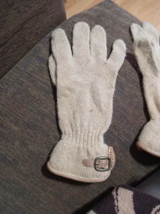 Guantes de punto beige con hebilla