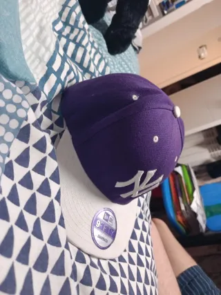 Gorra New Era Yankees Morada y Blanca