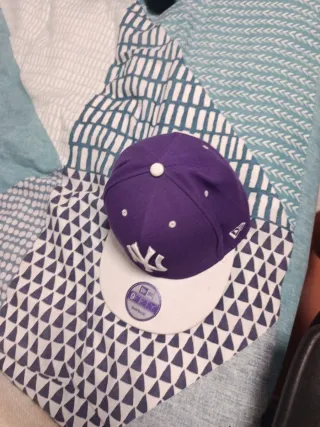 Gorra New Era Yankees Morada y Blanca